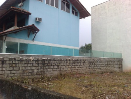 Muro de vidro sobre muro de pedras